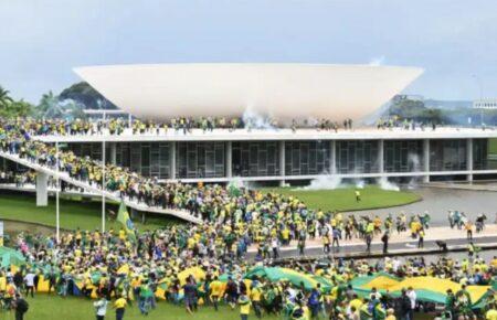 У Бразилії прихильники колишнього президента Болсонару штурмують урядові будівлі