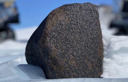 В Антарктиці знайшли один з найбільших метеоритів за останні 100 років