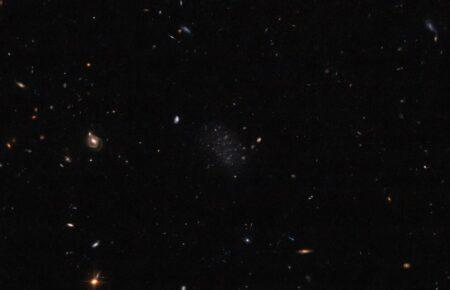 Hubble показав карликову «галактику-невидимку»