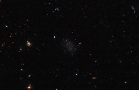 Hubble показав карликову «галактику-невидимку»