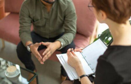 Людині треба дати час, щоб вона захотіла розповісти про себе — фізтерапевтка про реабілітацію військових та цивільних