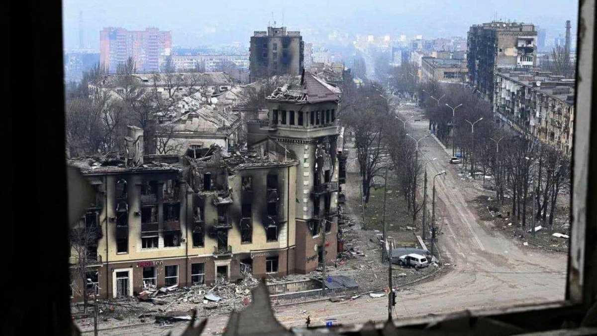 У Маріуполі окупанти вивозять залишки знищених будинків разом з тілами загиблих