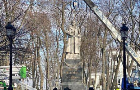 В Киеве сносят памятник советскому военачальнику Ватутину (ФОТО)