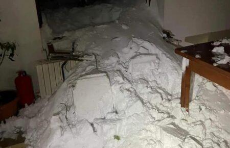 У Румунії лавина зійшла на готель з туристами, з-під снігу врятували 58 людей