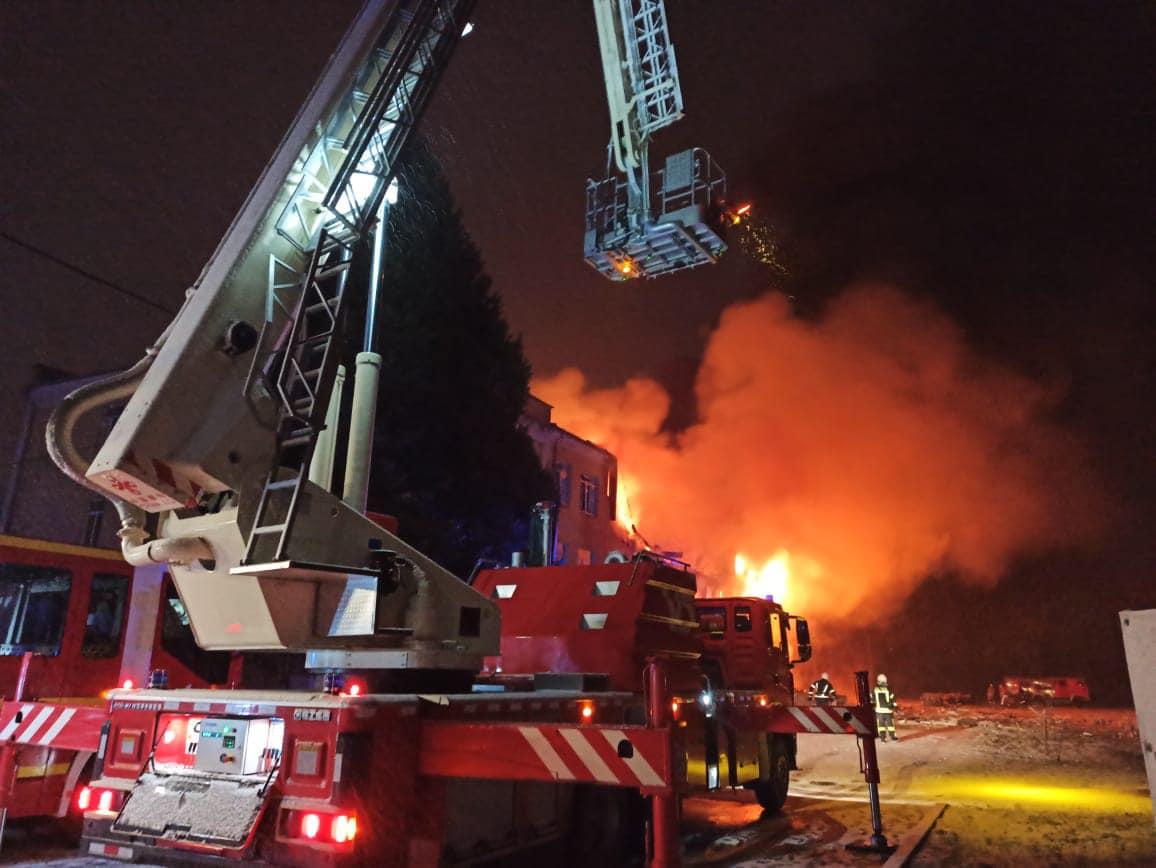 На Хмельниччині після атаки ворожого дрона горить інфраструктурний об'єкт