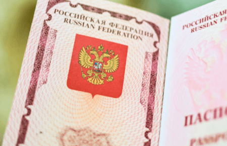 На окупованій Херсонщині почали відмовляти у меддопомозі людям без російського паспорта — журналіст