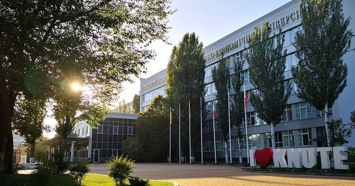 Викладачку столичного вишу звільнили після відмови читати лекцію українською