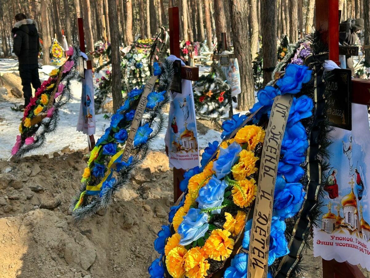 До сих пор не идентифицированы 143 тела: в Изюме перезахороняют погибших в российской оккупации