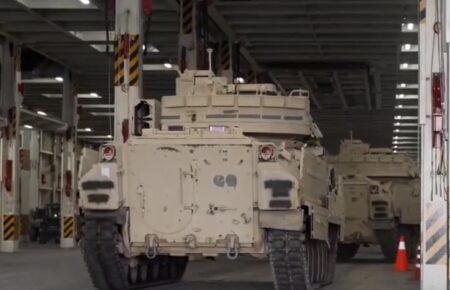 У США показали, як завантажують на корабель БМП Bradley для України (ВІДЕО)