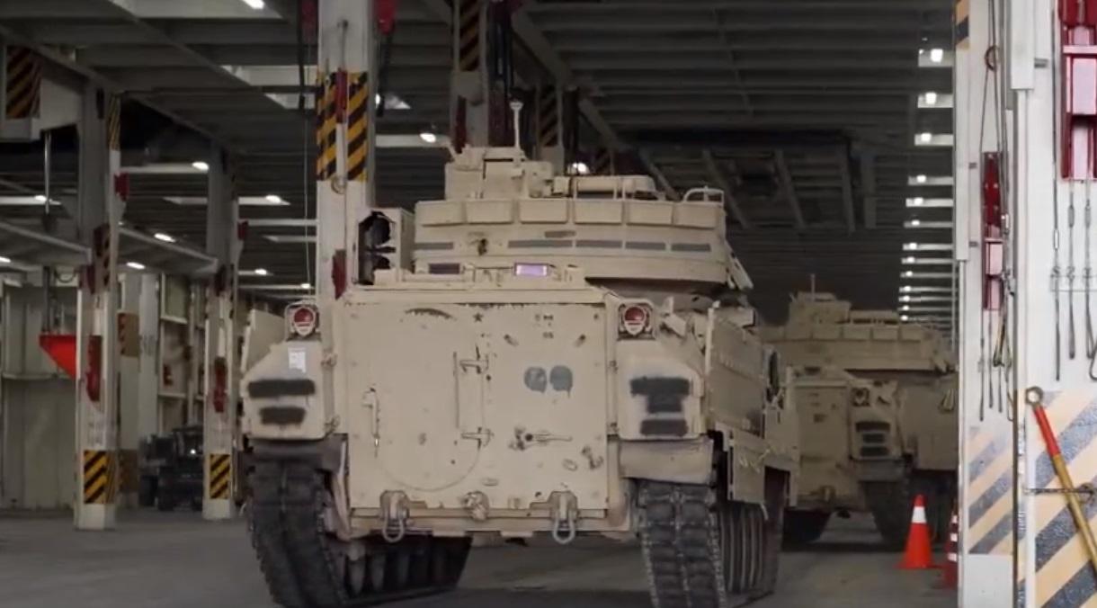 В США показали, как загружают на корабль БМП Bradley для Украины (ВИДЕО)