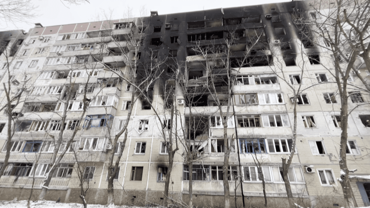 «Топили вчера снег, что посуду помыть» — как под обстрелами выживает Угледар