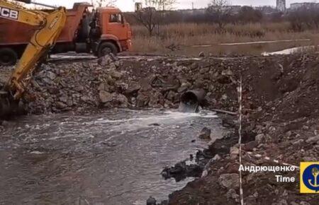 В Мариуполе оккупанты засыпали реку Кальчик — советник мэра заявляет об экологической катастрофе