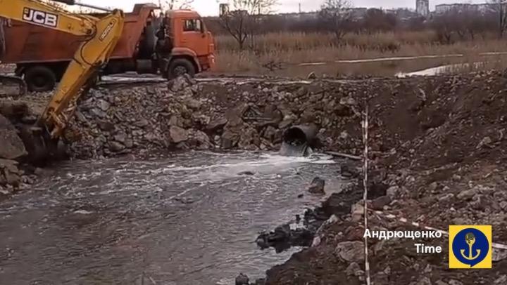 В Мариуполе оккупанты засыпали реку Кальчик — советник мэра заявляет об экологической катастрофе