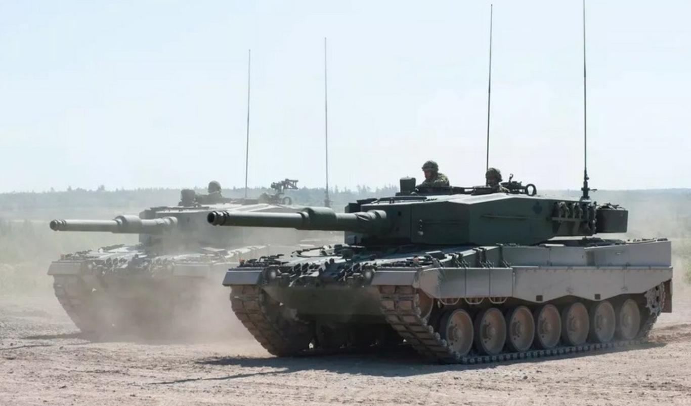 Танки Leopard 2, які Канада передає Україні, вже в Польщі