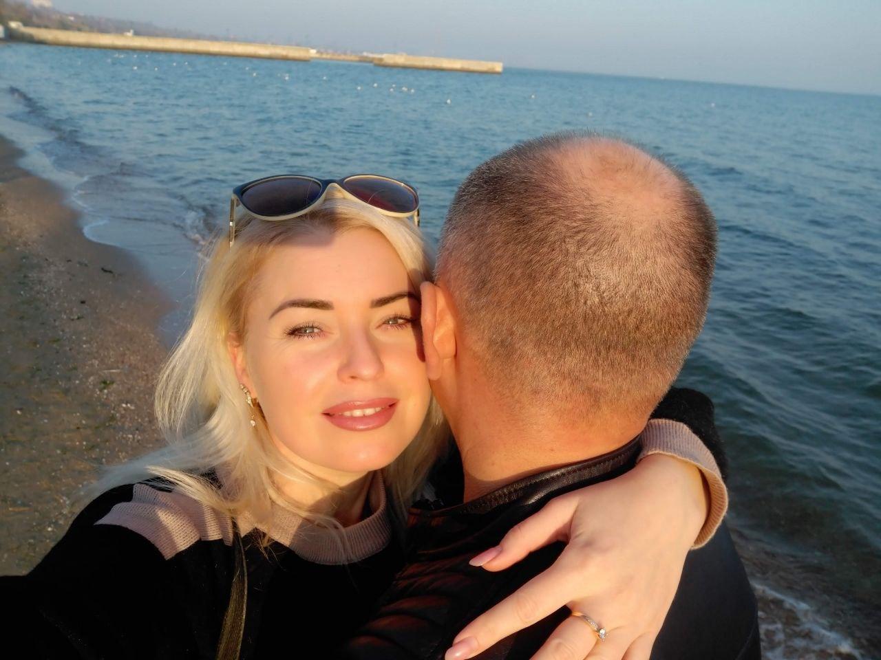 Лежали на футбольному полі поруч із тілами та чекали, коли скінчиться обстріл — поліцейська з Маріуполя