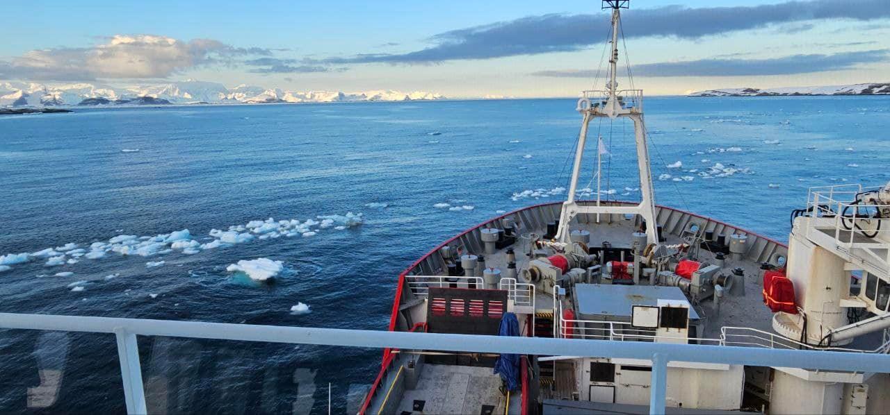 Криголам «Ноосфера» доправив команду 28-ї антарктичної експедиції на станцію Вернадського (ФОТО)