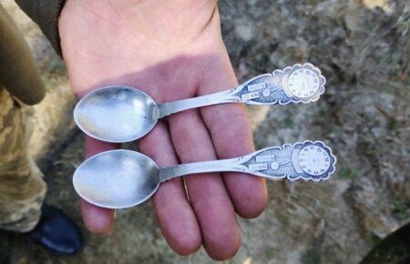 При разминировании позиций окупантов под Киевом бойцы ВСУ нашли в блиндаже именные ложки детей (ФОТО)