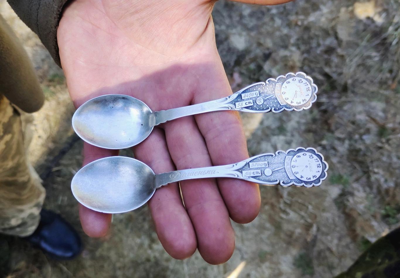 Іменні ложечки, викрадені окупантами на Київщині, повернули бабусі дітлахів (ФОТО)