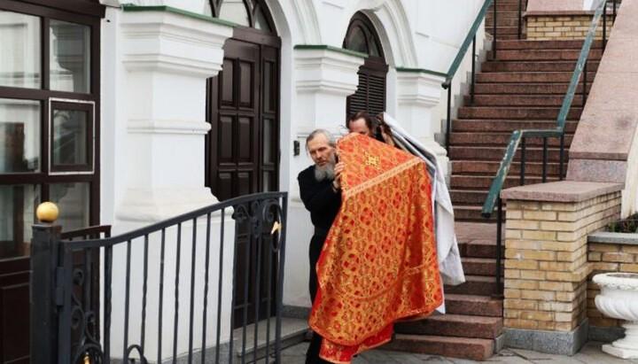 «Мотлох, який вони вивозять, не робить честі ченцям» — релігієзнавець про виїзд УПЦ (МП) з Києво-Печерської лаври