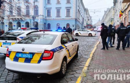 У Чернівцях чоловік погрожує підірвати гранату в будівлі суду