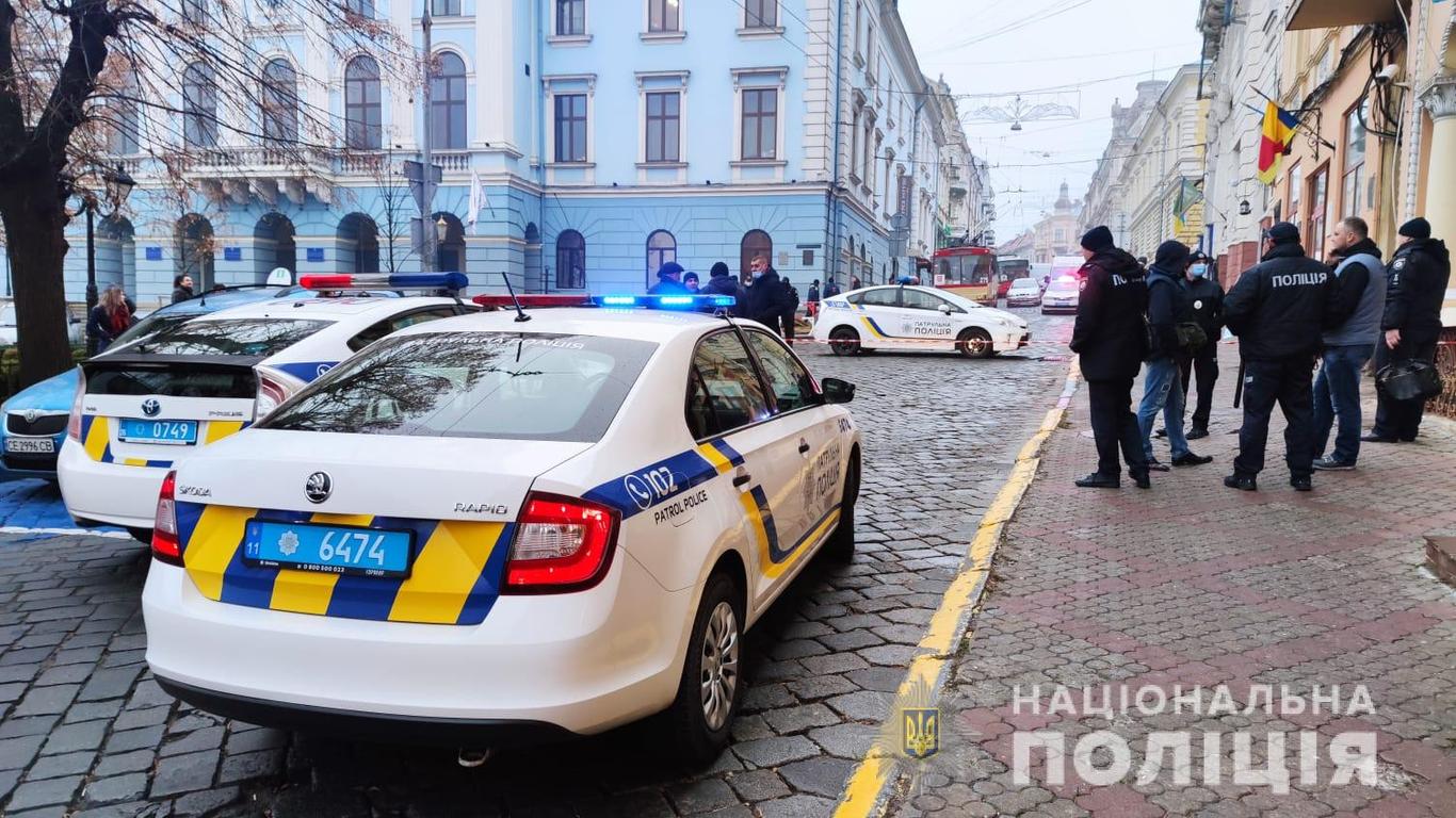 У Чернівцях чоловік погрожує підірвати гранату в будівлі суду