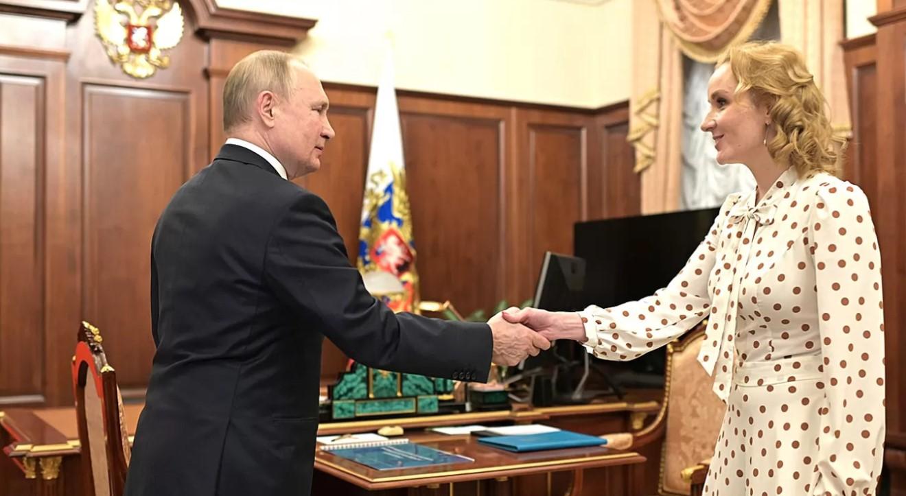 Ордер на арешт Путіна показує, яким шляхом йде розслідування у Міжнародному кримінальному суді — аналітикиня