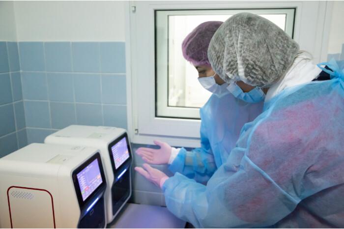 Інкубаційний період підвиду коронавірусу «Кракен» може тривати всього 4 години — епідеміологиня