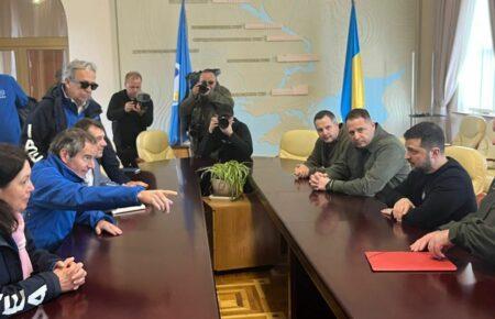 Зеленский встретился с Гросси на объекте, ранее обстреляном российскими оккупантами — корреспондент