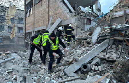 Число жертв российского удара по Ржищеву снова увеличилось (ВИДЕО)