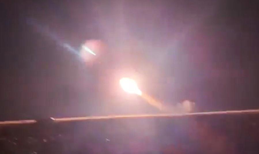 У Повітряних силах показали, як українські воїни знищували дрони під час нічної атаки (ВІДЕО)