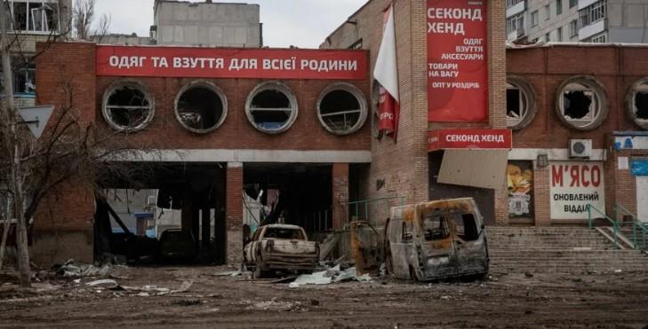 В Бахмуте оккупанты уже носят гражданскую одежду , потому что за месяцы без ротации своей не имеют — журналистка