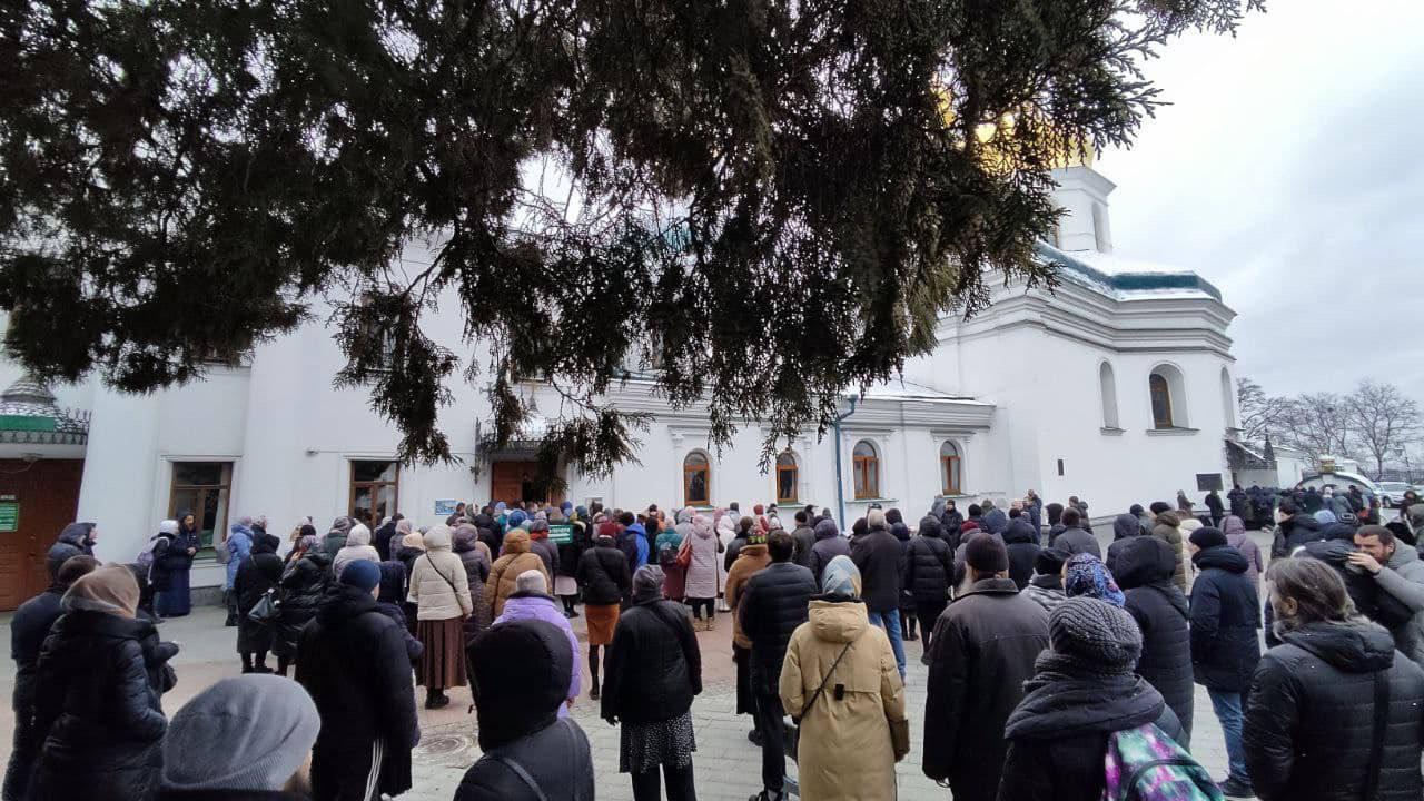 Віряни УПЦ МП зібралися на останнє богослужіння у лаврі (ФОТО, ВІДЕО)