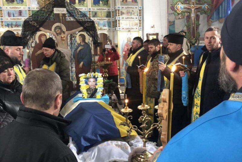 На Буковине представители УПЦ (МП) не пускали в храм верующих отпеть погибшего воина