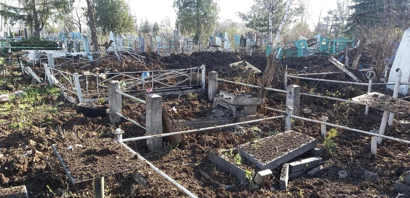 Російські окупанти вночі обстріляли кладовище у Краматорську (ФОТО)