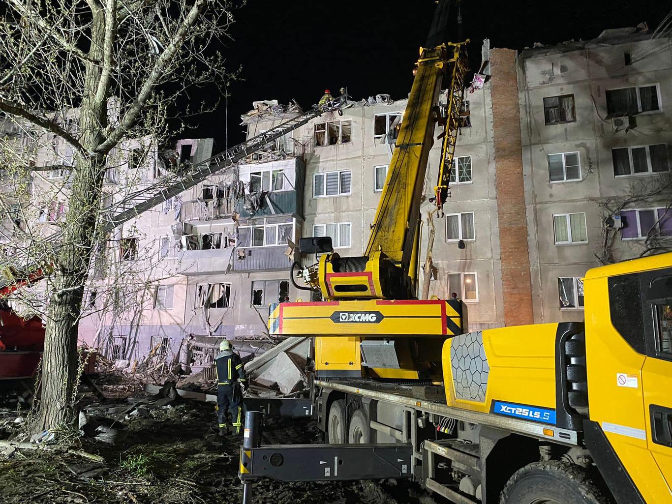 У Слов‘янську під завалами будинку залишаються п‘ятеро людей