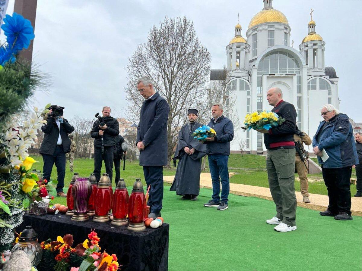 Генсек НАТО Єнс Столтенберг відвідав Бучу (ФОТО)