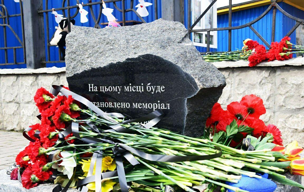 Сьогодні — роковини обстрілу російськими окупантами залізничного вокзалу у Краматорську, де загинула 61 людина
