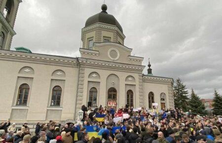 Важливо, що у Хмельницькому митрополит УПЦ (МП) сам передав ключі від собору — священик ПЦУ