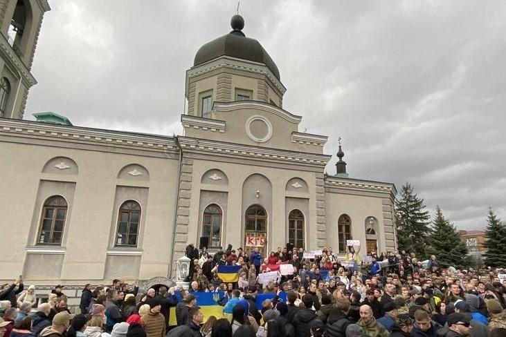 Важливо, що у Хмельницькому митрополит УПЦ (МП) сам передав ключі від собору — священик ПЦУ