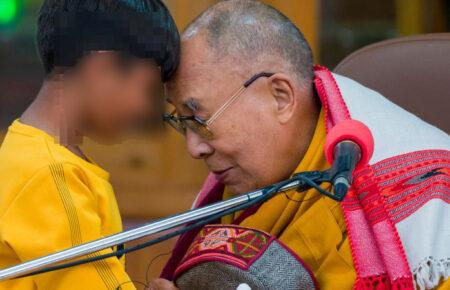 Далай-лама принес извинения после того, как поцеловал в губы мальчика и просил «пососать» его язык