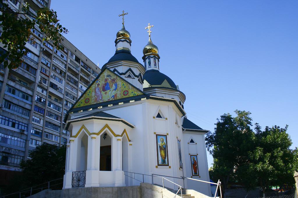 На Херсонщині заборонили відвідування кладовищ і обмежили богослужіння на Великдень