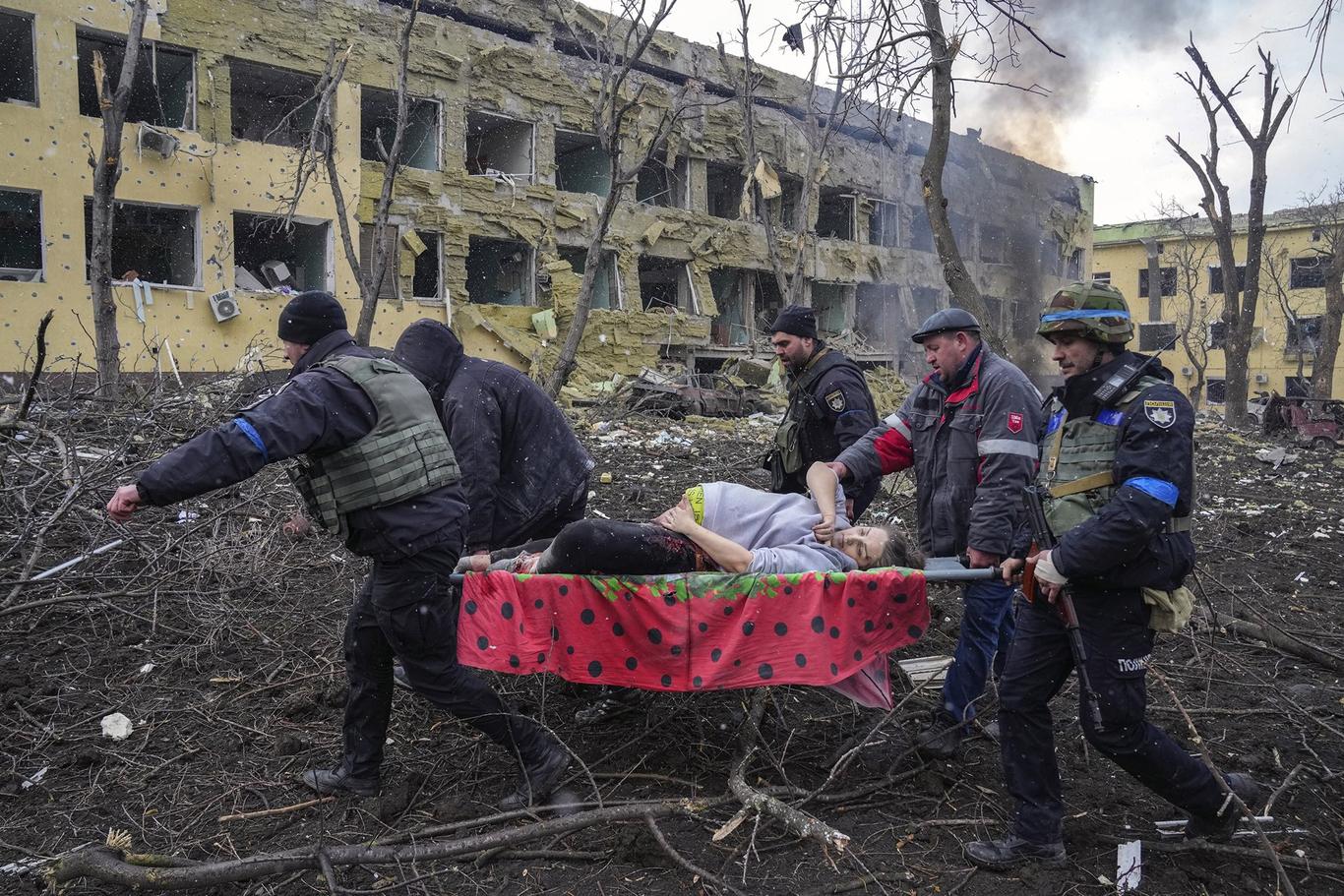 Фото Евгения Малолетки из разбомбленного роддома в Мариуполе победило на World Press Photo 2023