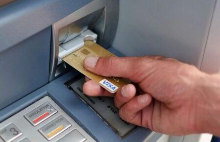 НБУ спростував фейк про блокування карток за часте зняття готівки