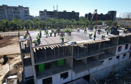 Росіяни у Маріуполі точно будують не для українців, які втратили житло через бойові дії — Петро Андрющенко