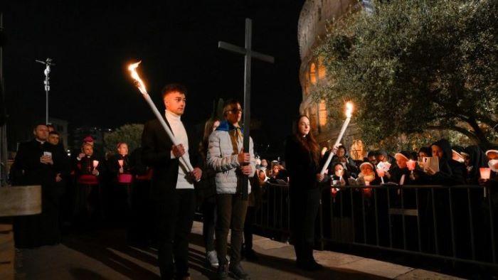 Під час Хресної Ходи у Римі спільно зачитали тексти «примирення» від імені українського підлітка та хлопця з РФ