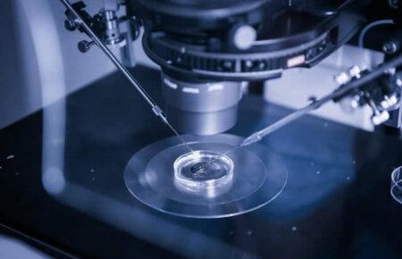 Цього року народилися перші діти, зачаті за допомогою робота