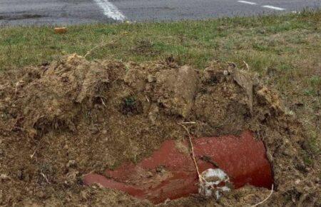 У Новій Каховці росіяни закопують на перехрестях бочки з невідомим вмістом