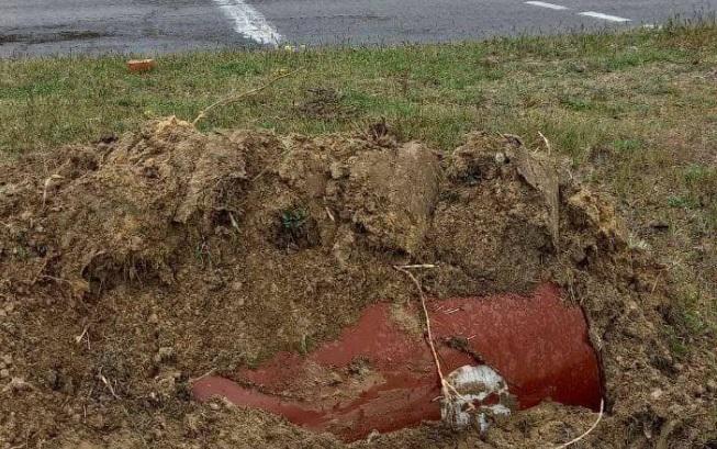 У Новій Каховці росіяни закопують на перехрестях бочки з невідомим вмістом