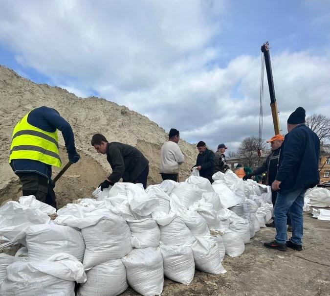 У Краматорську пошкоджено частину дамби, затопило будинки