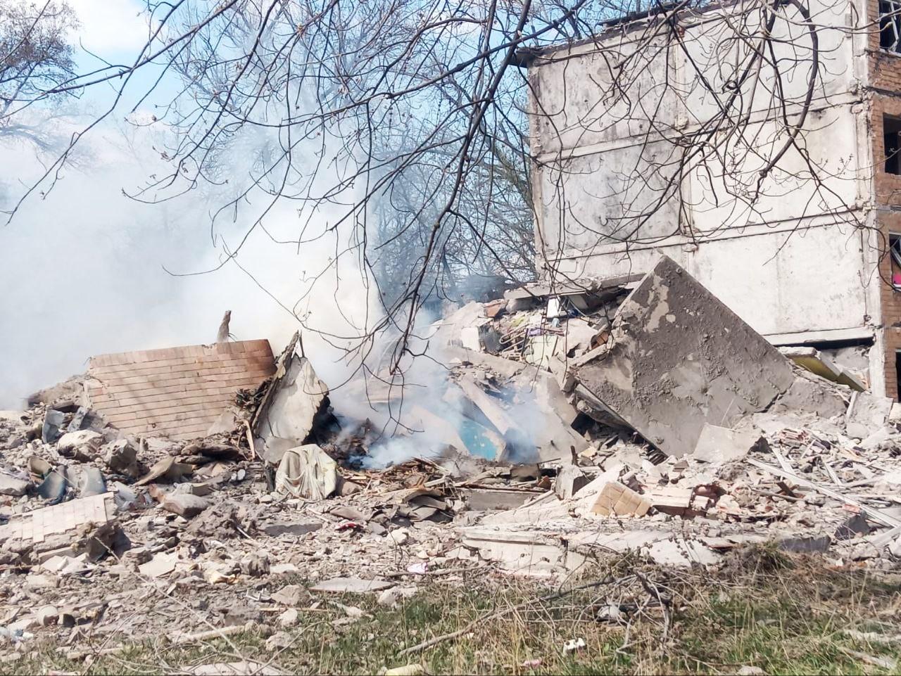 Російська армія завдала авіаудару по багатоповерхівці в Авдіївці (ФОТО)